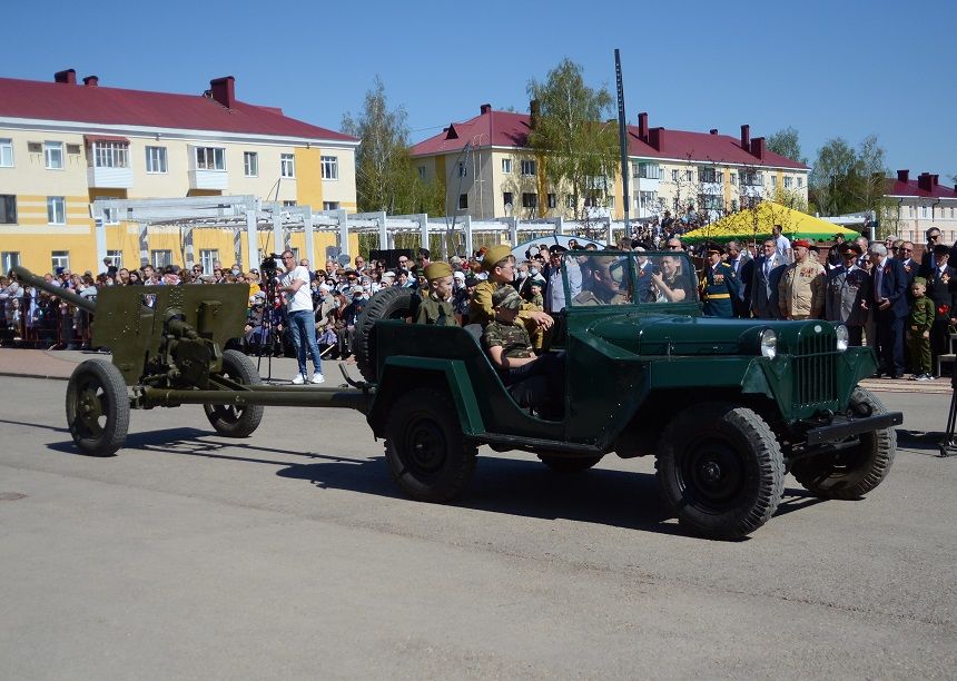 Самолет с флагом Победы пролетел над Бавлами