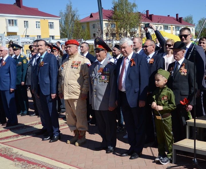 Самолет с флагом Победы пролетел над Бавлами