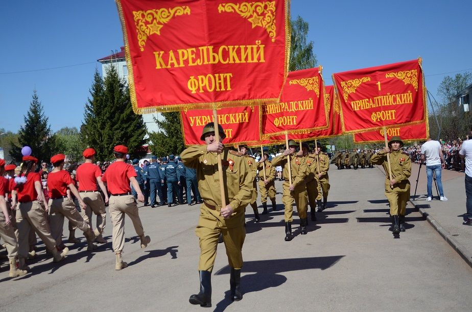 Самолет с флагом Победы пролетел над Бавлами