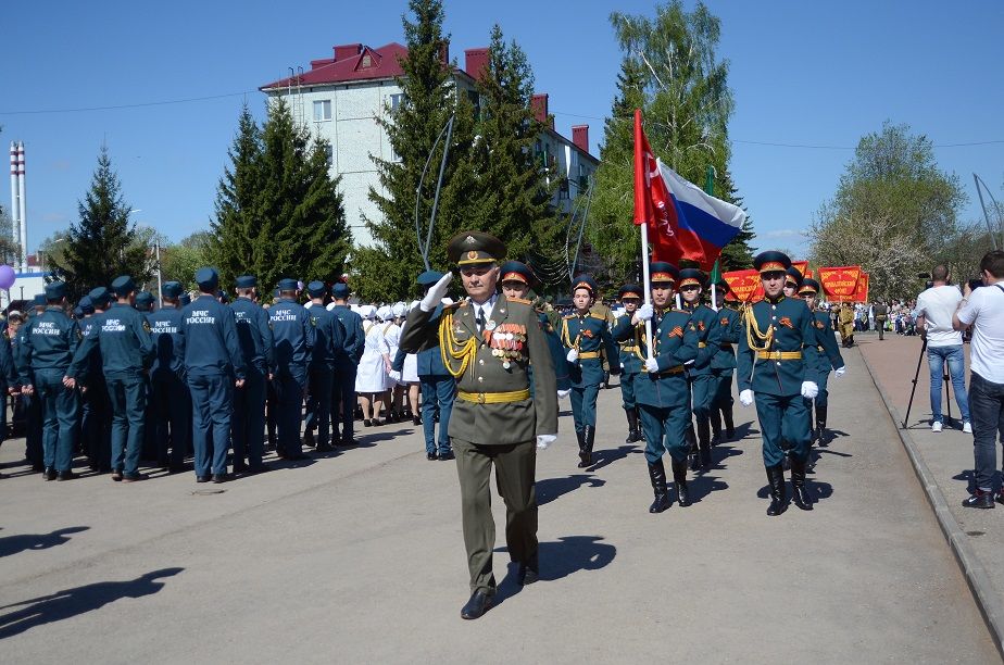 Самолет с флагом Победы пролетел над Бавлами