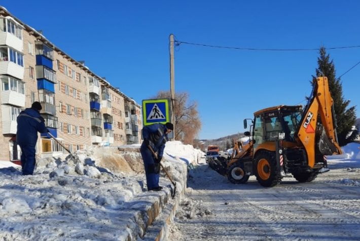 Сугробы на перекрестках создают аварийные ситуации для бавлинских автомобилистов