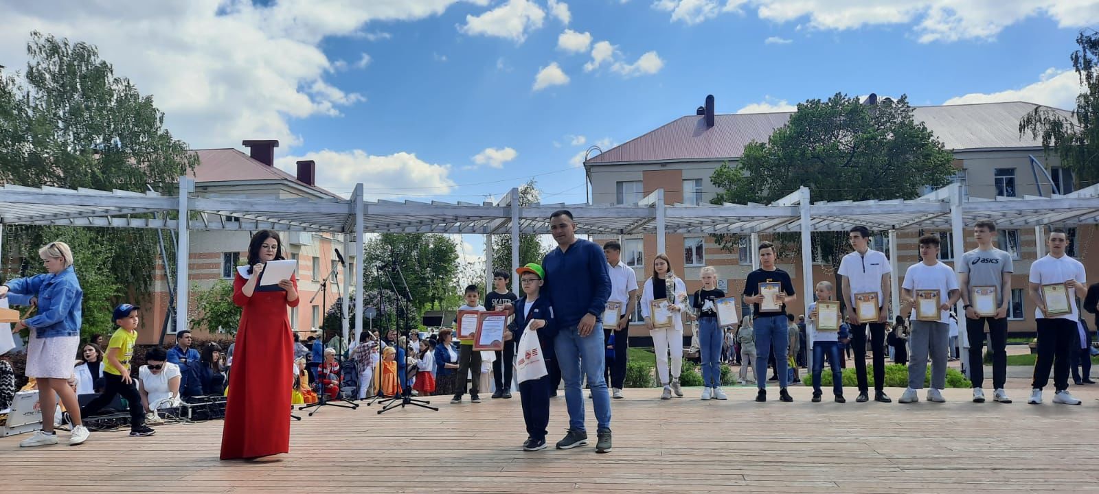 В первый день лета бавлинцы подарили детям праздник