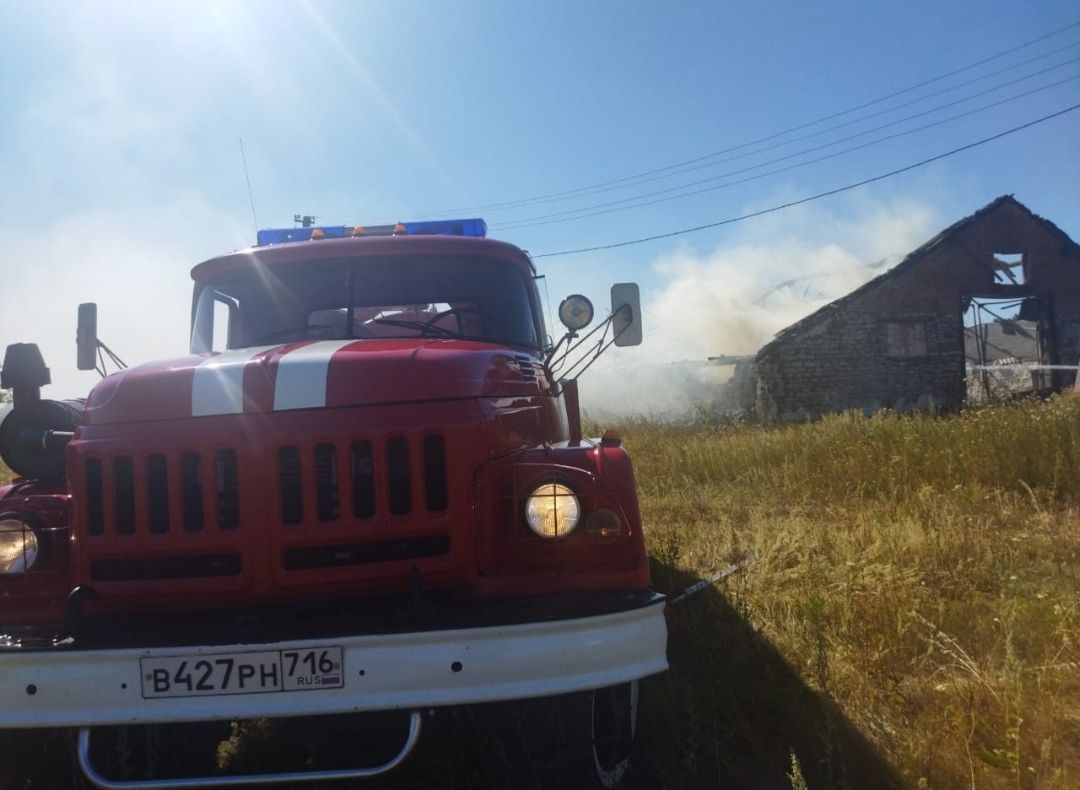 В Бавлинском селе огнём уничтожен склад для хранения зерна, Камаз и трактор- погрузчик