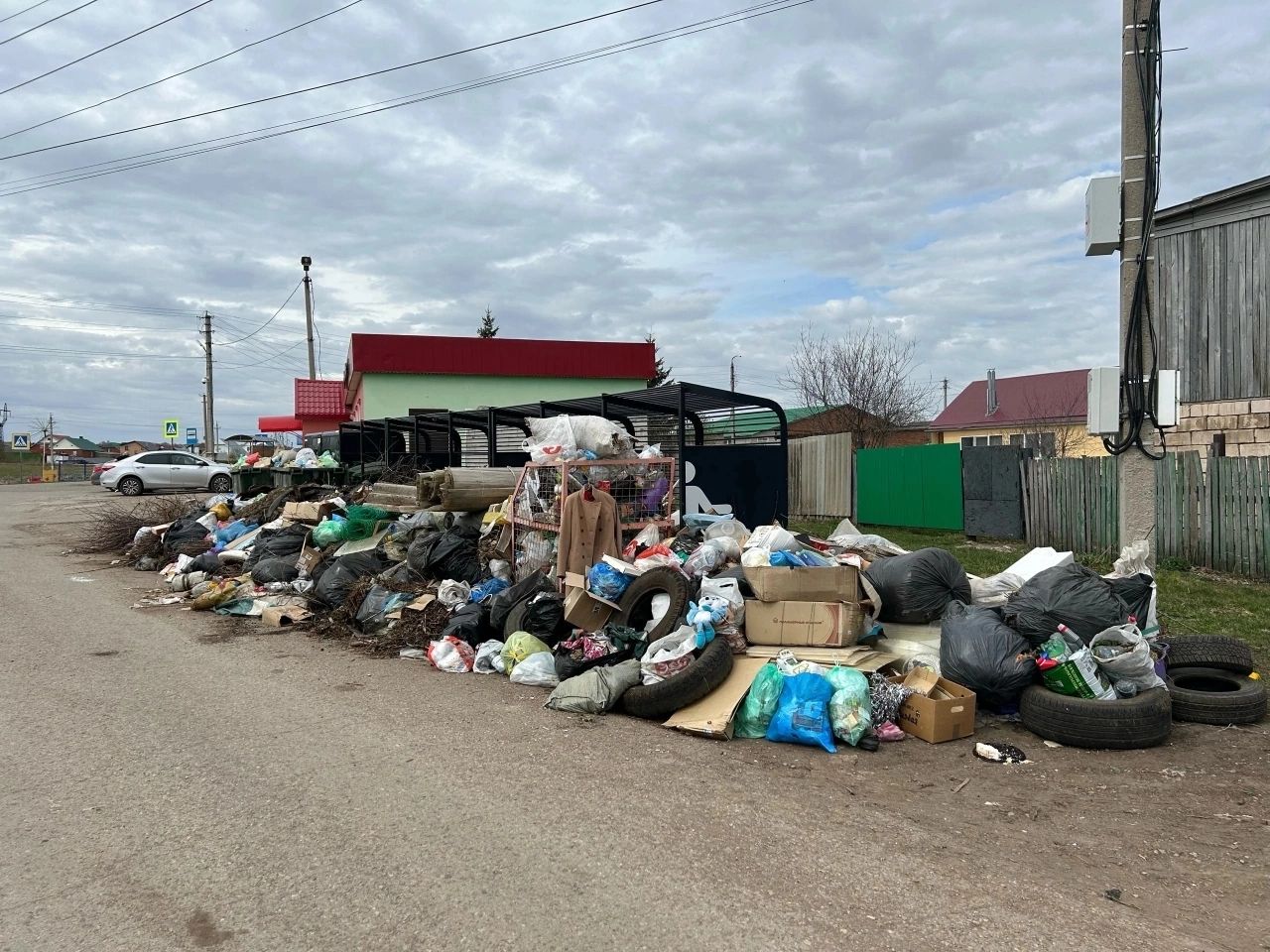 В Бавлах возле контейнеров для ТКО жители складируют мусор с огородов
