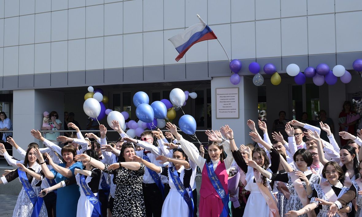 Прощание со школьными годами: пятая школа Бавлов провела «Последний звонок»