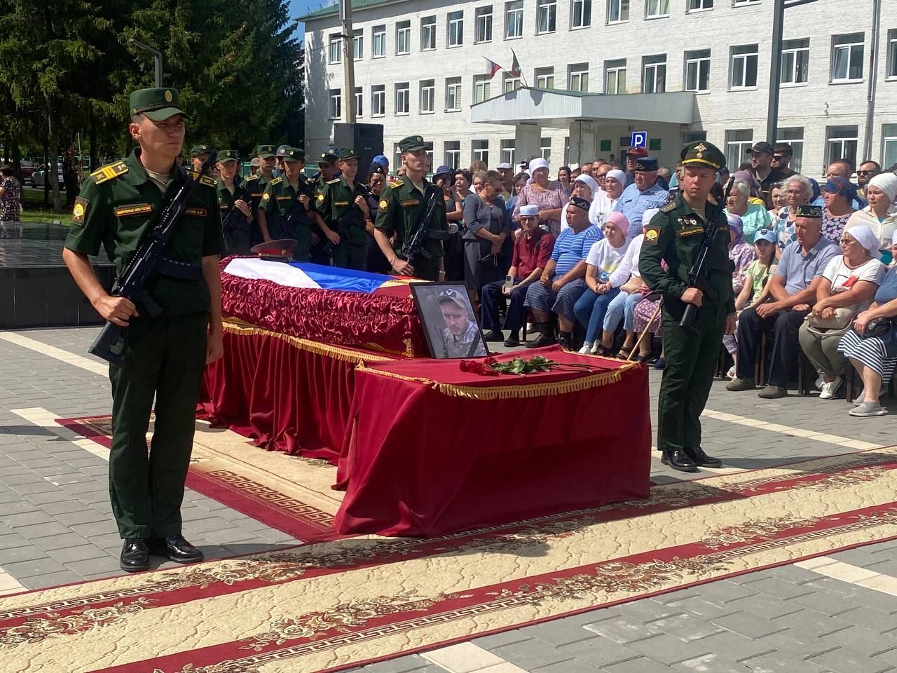 Бавлинцы простились с земляком, погибшим на СВО