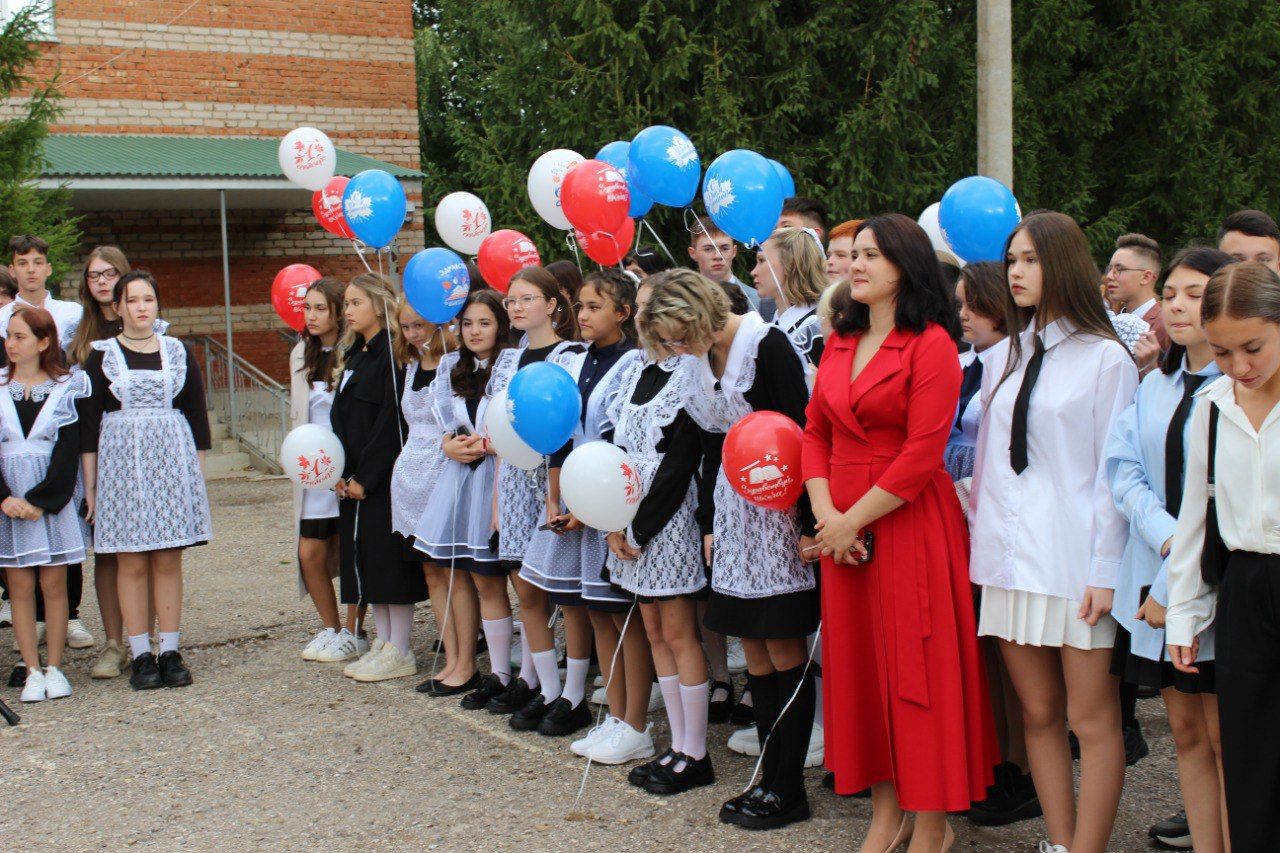 Начало нового учебного года отметили торжественной линейкой во второй школе Бавлов (фотогалерея)