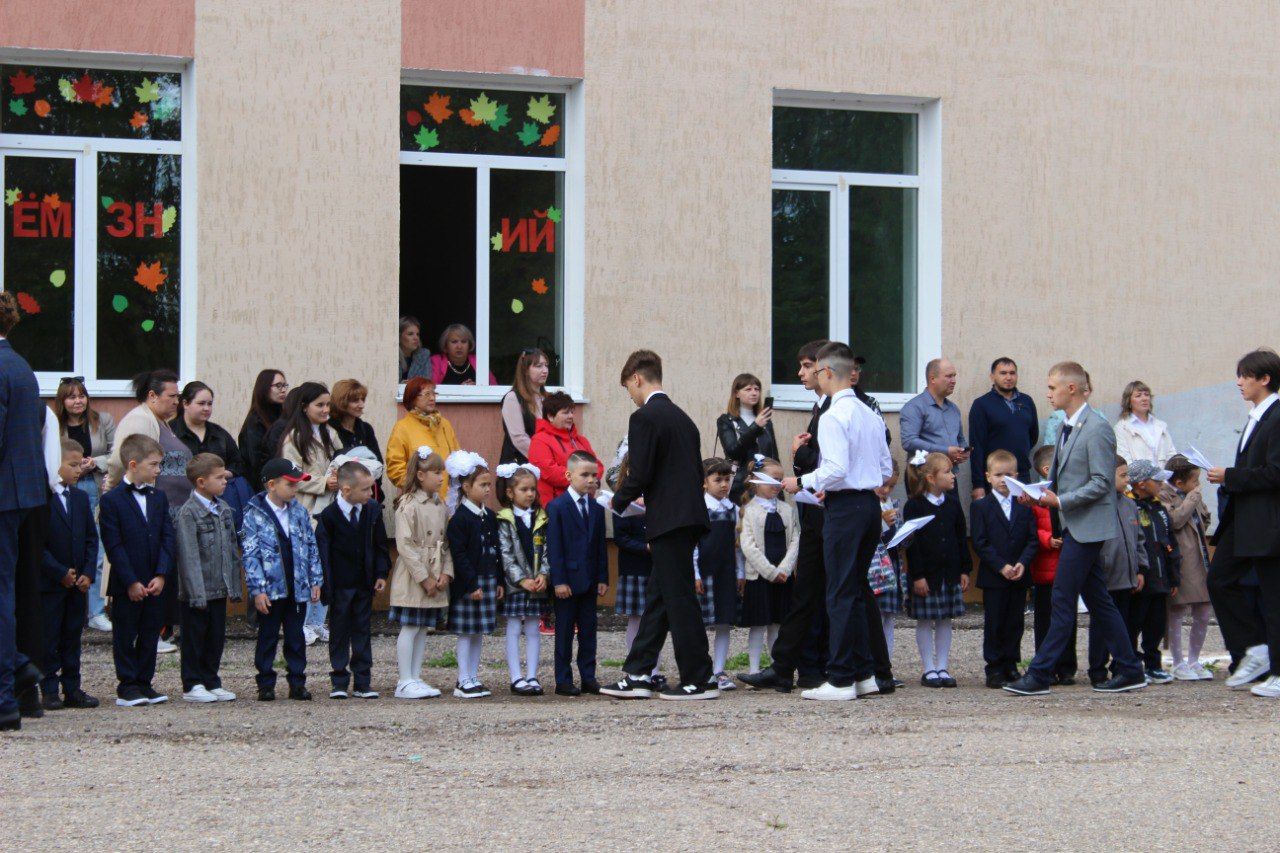 Начало нового учебного года отметили торжественной линейкой во второй школе Бавлов (фотогалерея)
