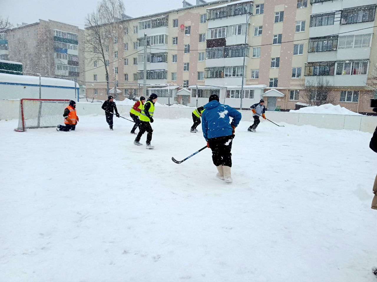 В Бавлах состоялся турнир по хоккею в валенках