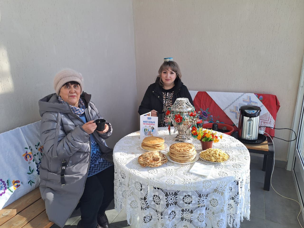 Сайлаучыларны чәй табыны белән каршы алганнар