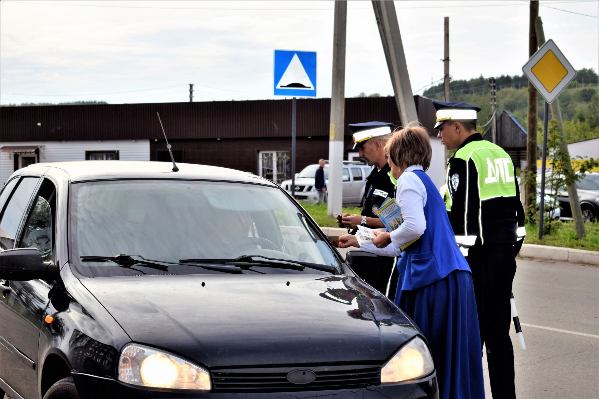 В Бавлах автоинспекторы проверили безопасность перевозки детей