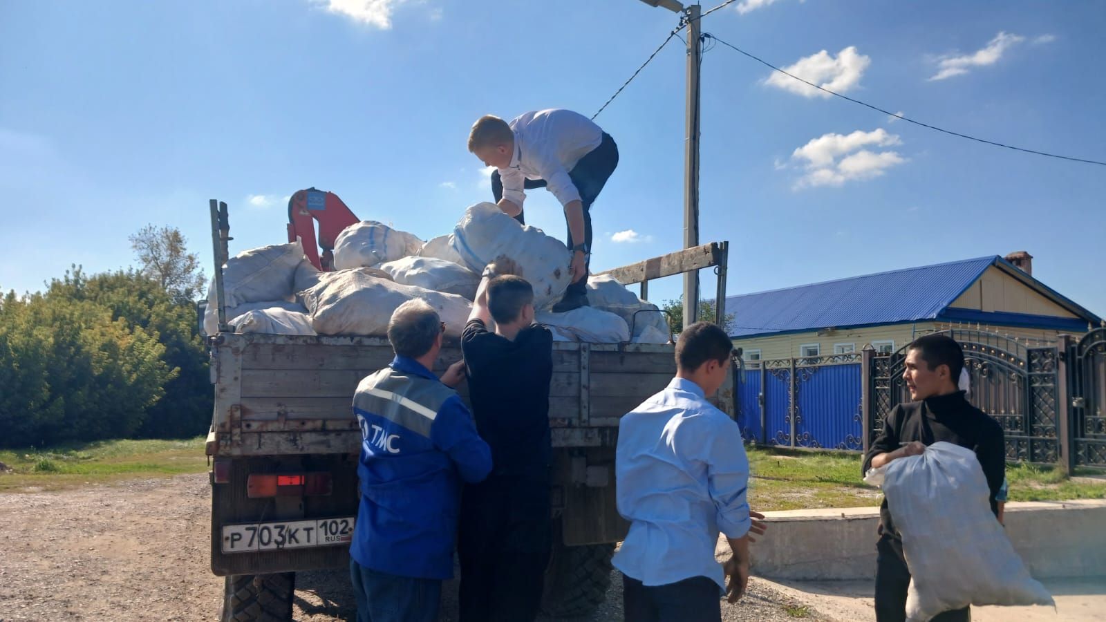 В селе Исергапово Бавлинского района собрали свыше 100 мешков картофеля для бойцов СВО