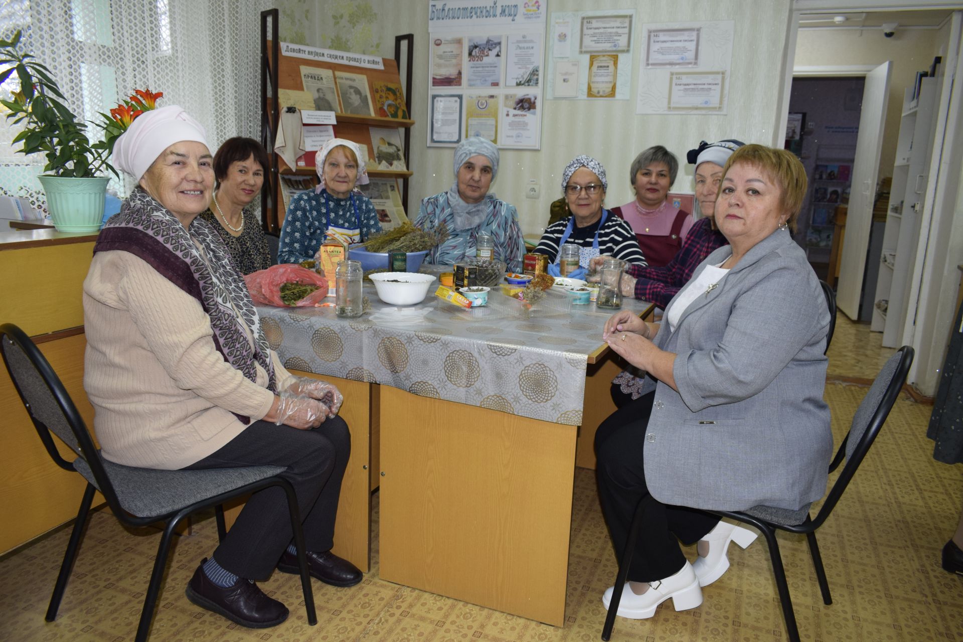 Баулының китап сөючеләр клубы үзенең юбилее көнендә солдатларга ярдәм итте
