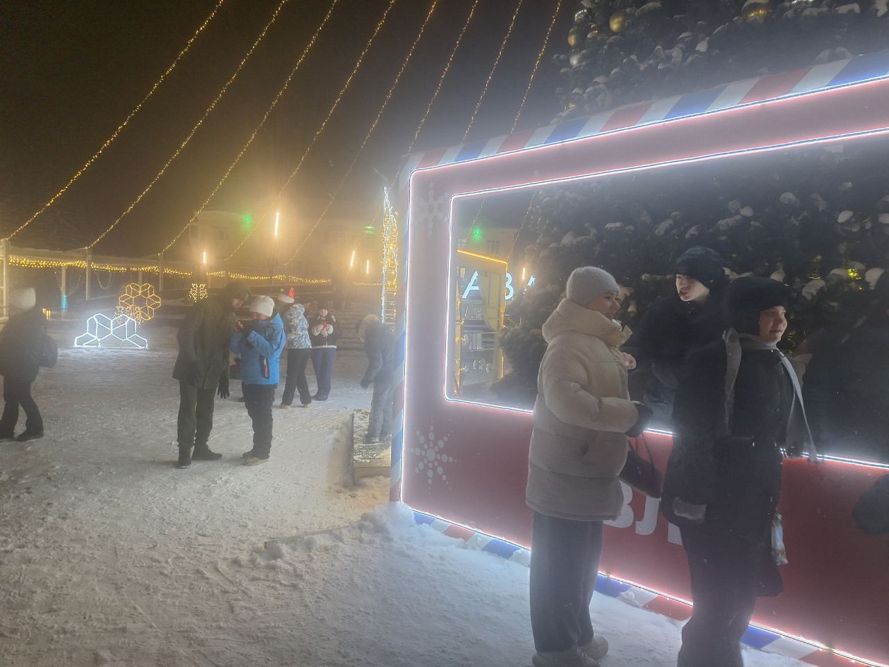 В Бавлах зажгли огни на главной городской ёлке