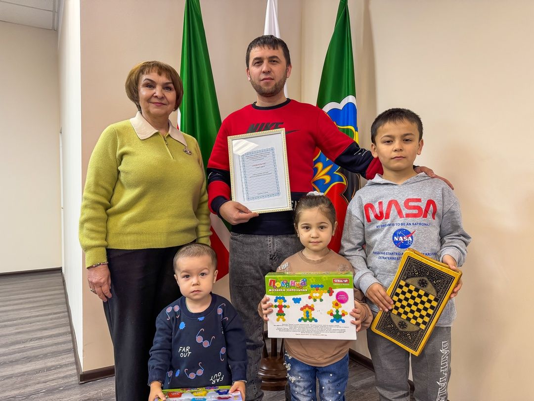 Молодая семья Бавлов получила сертификат на жильё