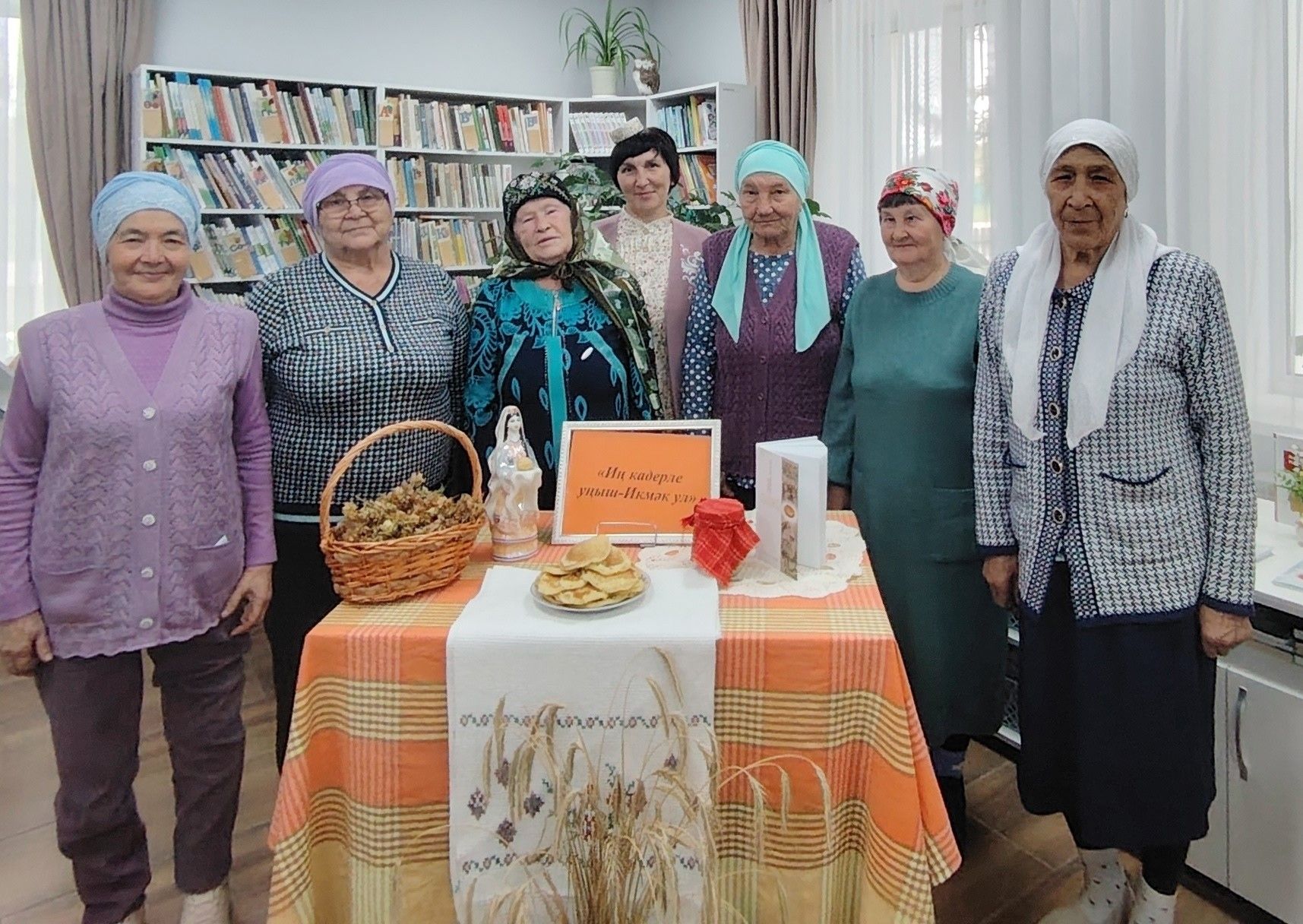 Баулы районы өлкәннәре китапханәгә җыелганнар
