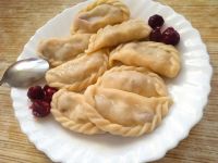 Вареники с вишней из пельменного теста: быстро и вкусно