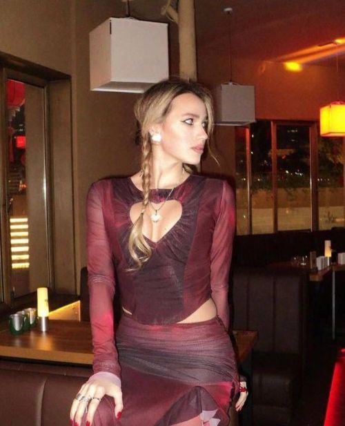 Алинә Заһитованың яңа фотосессиясе тәнкыйть уятты
