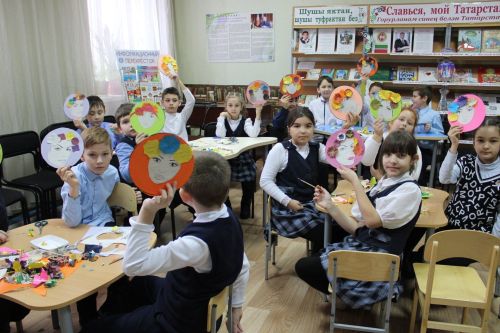 Бавлинские школьники готовят подарки ко Дню матери своими руками