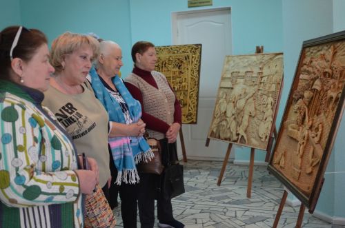 Красота из дерева: В бавлинском музее открылась выставка резчика по дереву