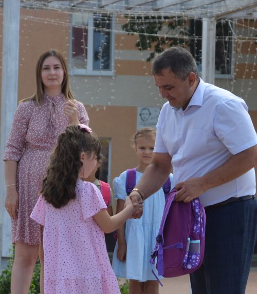 Будущим бавлинским первоклассникам вручили рюкзаки
