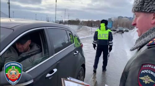 Автоинспекторы Казани поздравили водителей, не допустивших ни одного нарушения ПДД за весь год