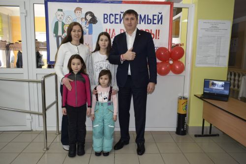 Глава Бавлинского района пришел на выборы всей семьей