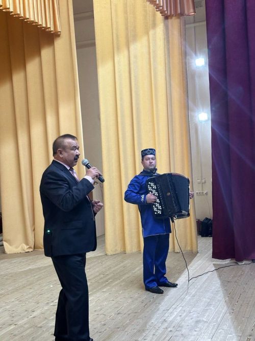В честь Дня смеха артисты клуба из Убы подарили концерт