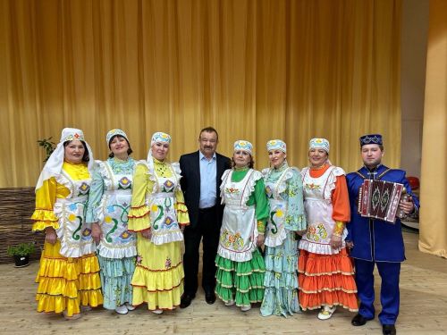 В честь Дня смеха артисты клуба из Убы подарили концерт