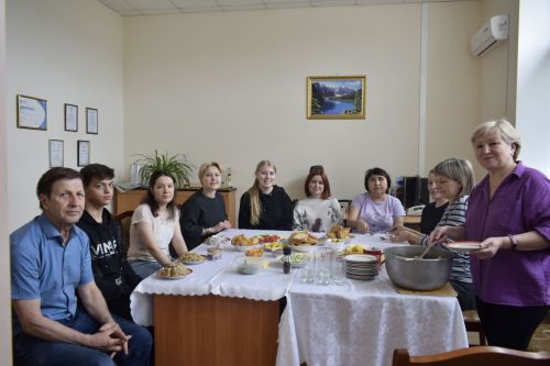 Редакция хезмәткәрләре өмә дә ясады, Карга боткасы да пешерде