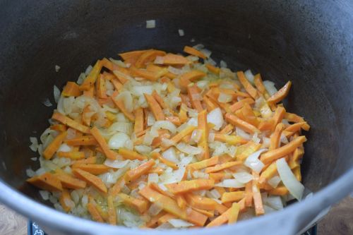 Редакция хезмәткәрләре өмә дә ясады, Карга боткасы да пешерде