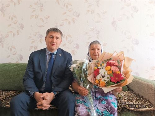 Бавлинская юбилярша вяжет носки бойцам