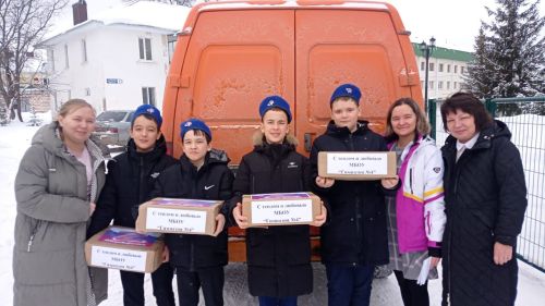 Гимназия укучылары хәрбиләргә окоп шәмнәре тапшырды