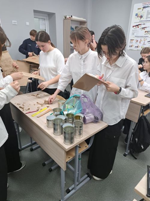 Гимназия укучылары хәрбиләргә окоп шәмнәре тапшырды