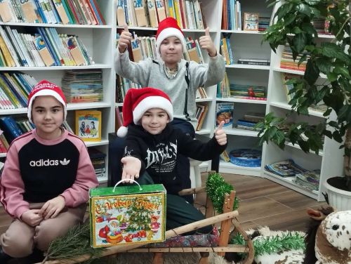 Баулы гаиләләре китапханәдә ял итә
