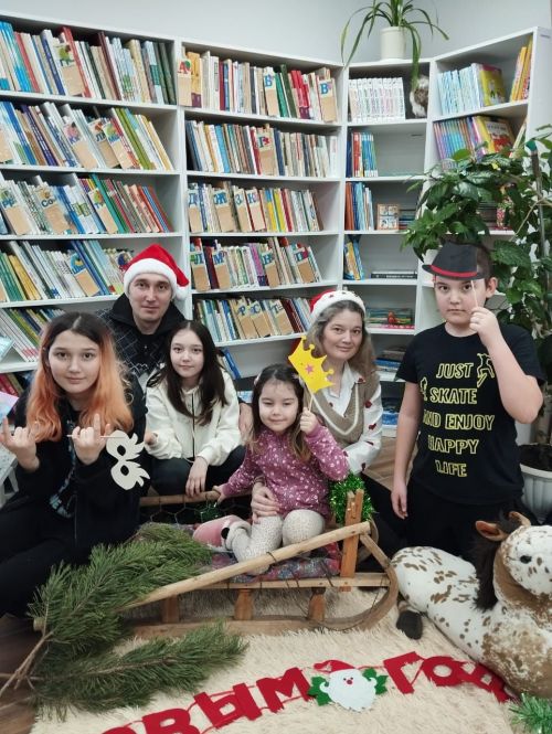 Баулы гаиләләре китапханәдә ял итә