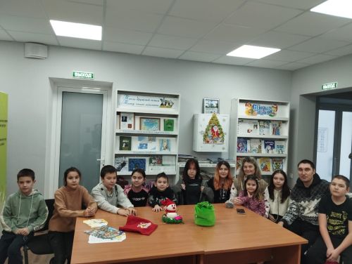 Баулы гаиләләре китапханәдә ял итә