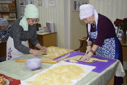 Баулының китап сөючеләр клубы үзенең юбилее көнендә солдатларга ярдәм итте