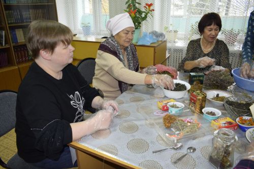 Баулының китап сөючеләр клубы үзенең юбилее көнендә солдатларга ярдәм итте