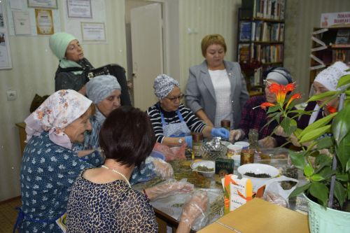 Баулының китап сөючеләр клубы үзенең юбилее көнендә солдатларга ярдәм итте