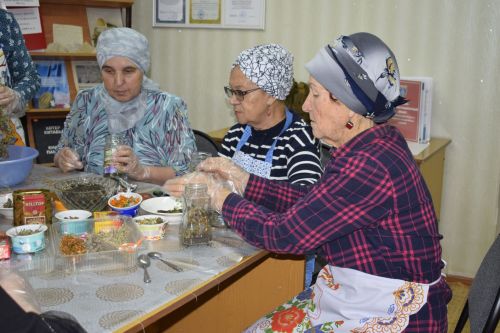 Баулының китап сөючеләр клубы үзенең юбилее көнендә солдатларга ярдәм итте