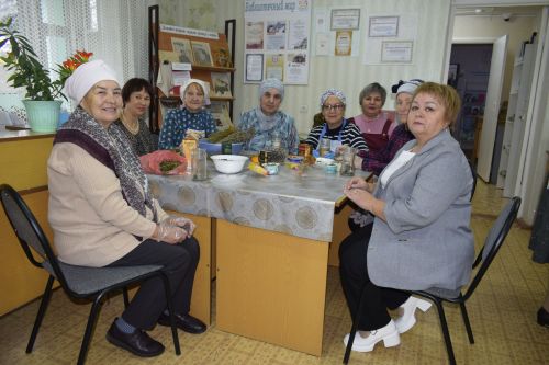 Баулының китап сөючеләр клубы үзенең юбилее көнендә солдатларга ярдәм итте