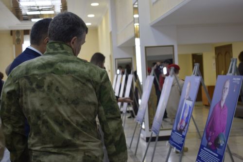 В Бавлах начала работу фотовыставка «Отец героя»