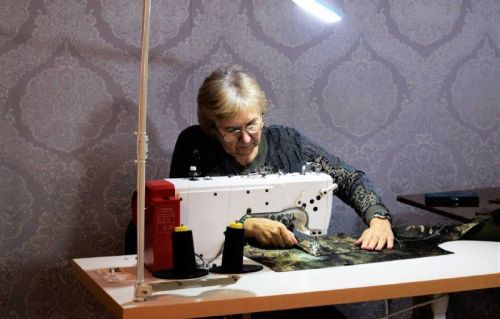Бавлинские волонтёры шьют куртки и гетры для бойцов СВО