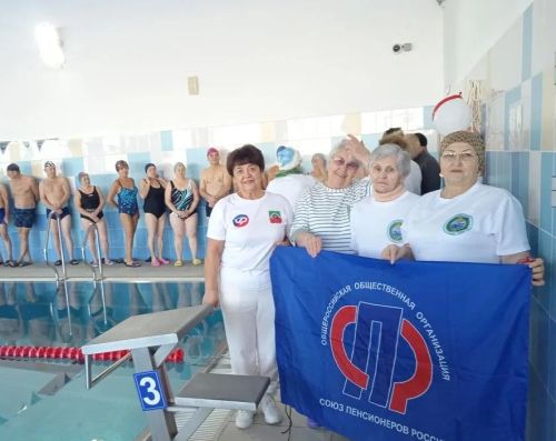 В Бавлах на соревнованиях первым заплыв совершил Дед Мороз