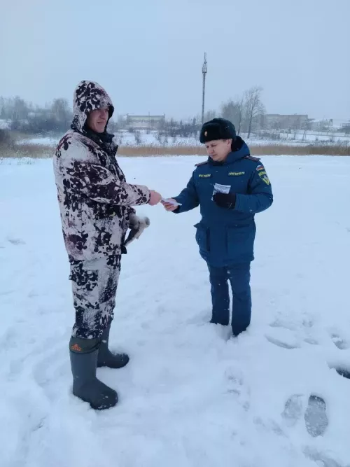 В Бавлах любителям зимней рыбалки раздали памятки