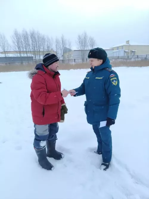 В Бавлах любителям зимней рыбалки раздали памятки