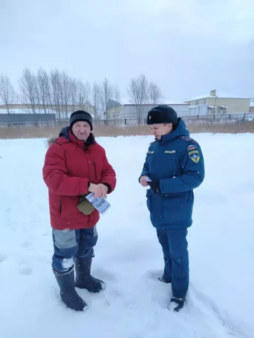 В Бавлах любителям зимней рыбалки раздали памятки