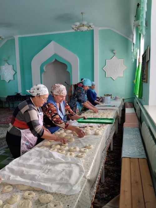 Жители села Исергапово приготовили выпечку для бойцов и отправили баян