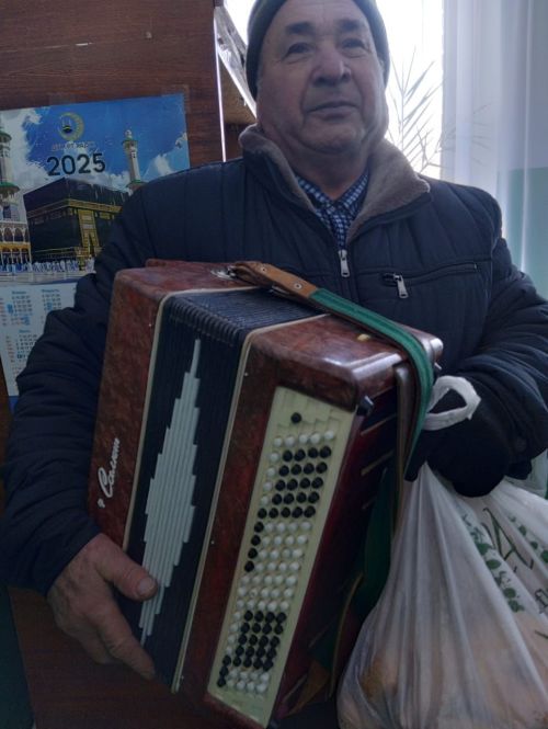Жители села Исергапово приготовили выпечку для бойцов и отправили баян